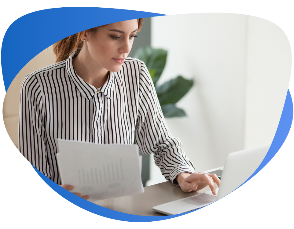 Femme suivant une formation Qualiopi sur un ordinateur