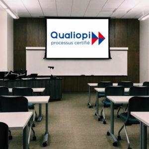 logo Qualiopi sur le tableau dans une salle de classe
