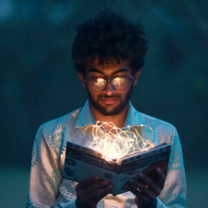 Homme qui regarde un livre lumineux