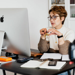 Femme qui travaille à son bureau devant un ecran